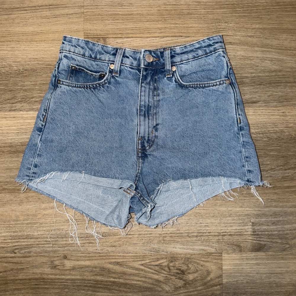 Weekday Rowe Denim Shorts‎ Size 27 High Rise Frayed Hem Light Wash Jean